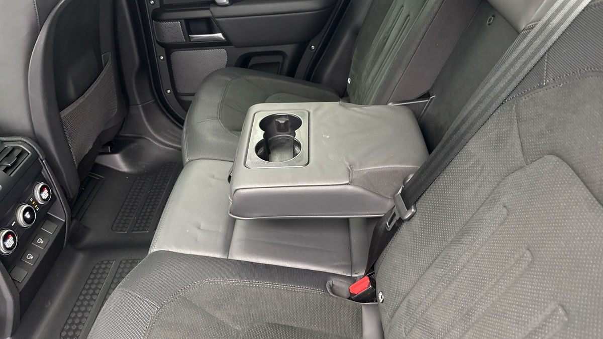 Land Rover Defender 110 Image 9