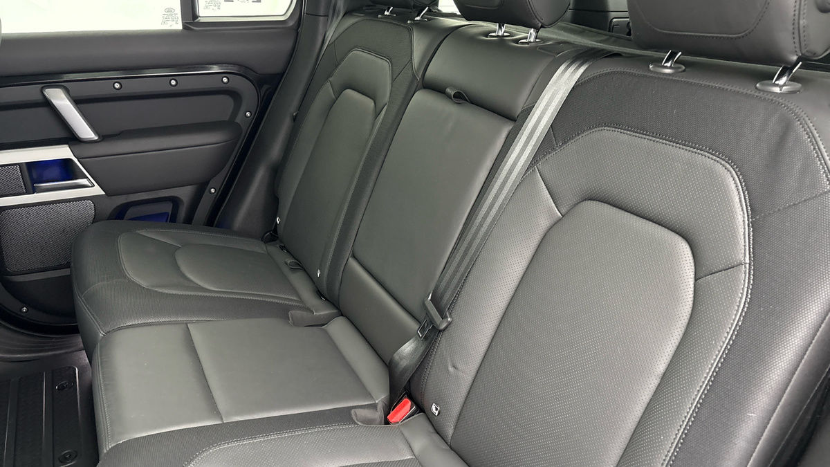 Land Rover Defender 110 Image 8