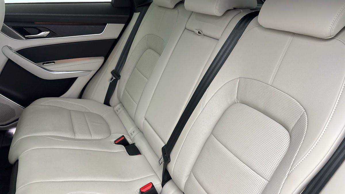 Jaguar F-PACE Image 8