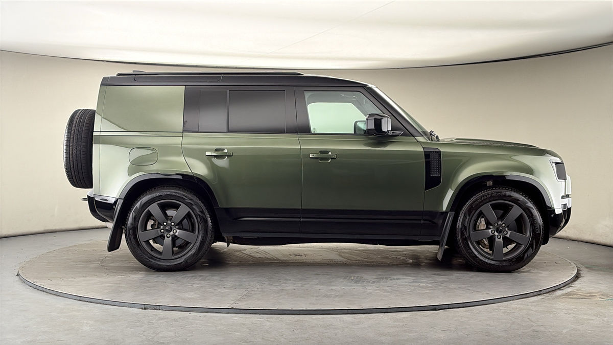 Land Rover Defender 110 Image 16