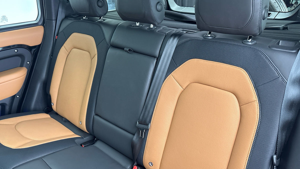 Land Rover Defender 110 Image 8