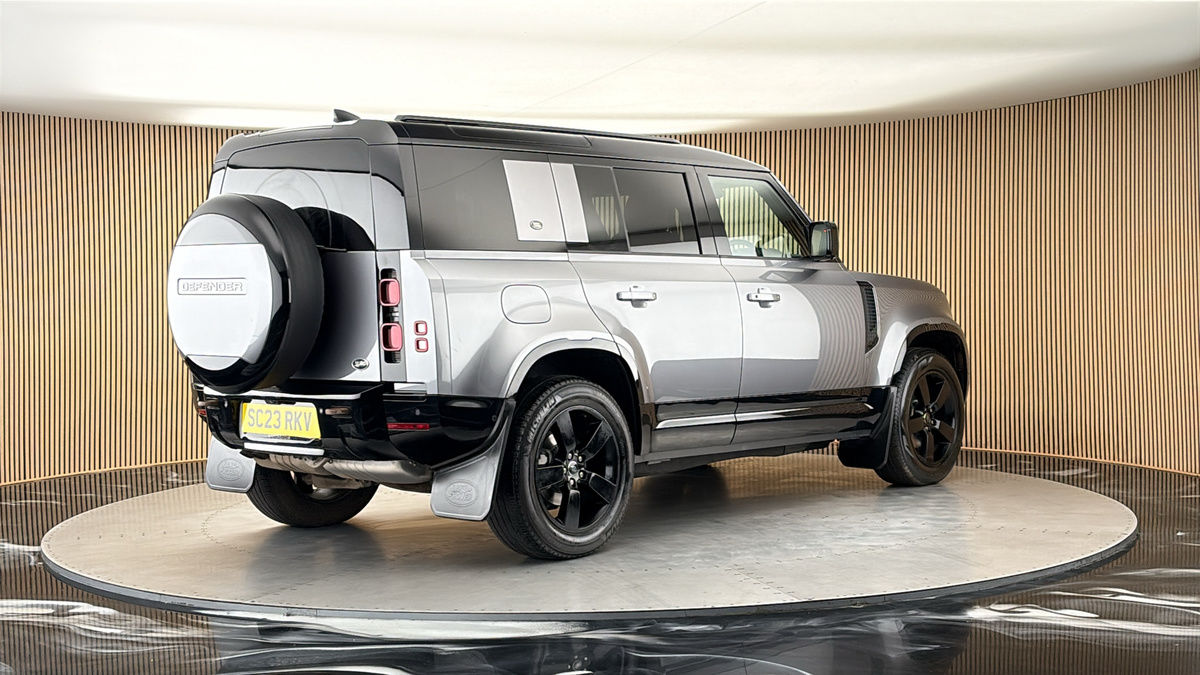 Land Rover Defender 110 Image 21