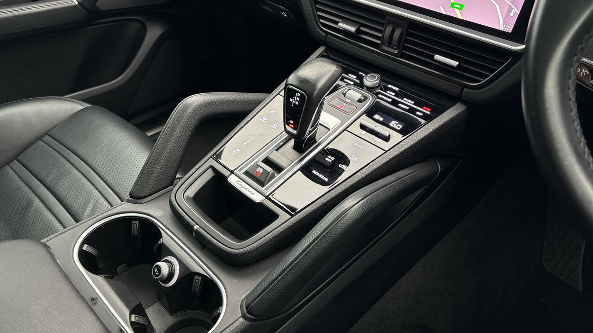 Porsche Cayenne Image 18