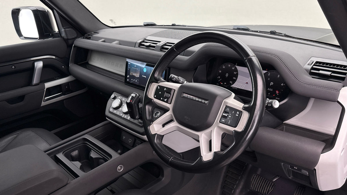 Land Rover Defender 110 Image 10