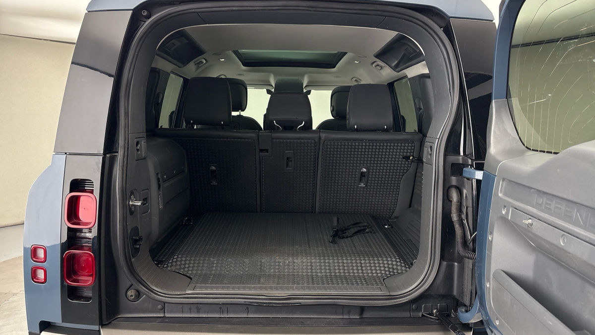 Land Rover Defender 110 Image 11