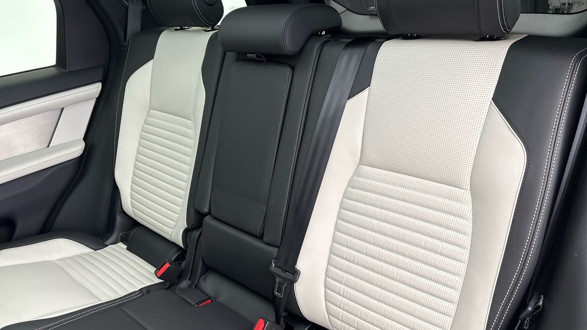 Land Rover Discovery Sport Image 8