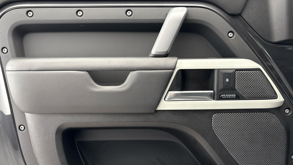 Land Rover Defender 110 Image 19