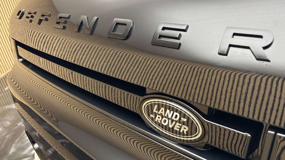 Land Rover Defender 110 Image 24