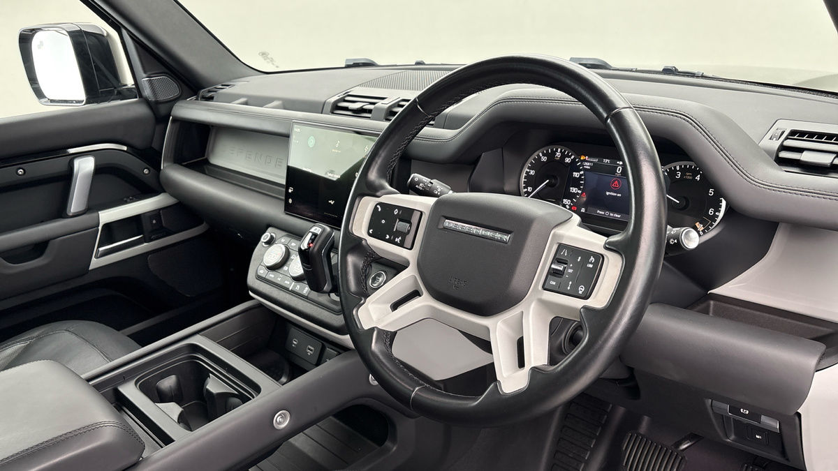 Land Rover Defender 110 Image 5