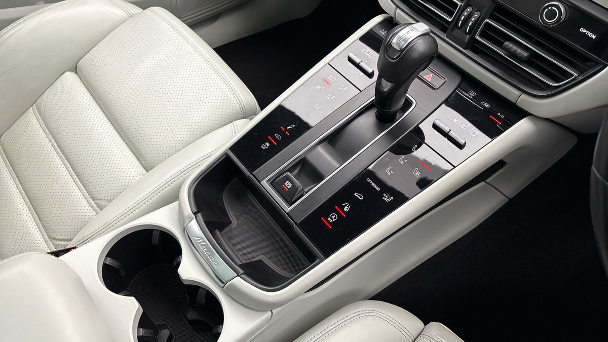 Porsche Macan Image 18