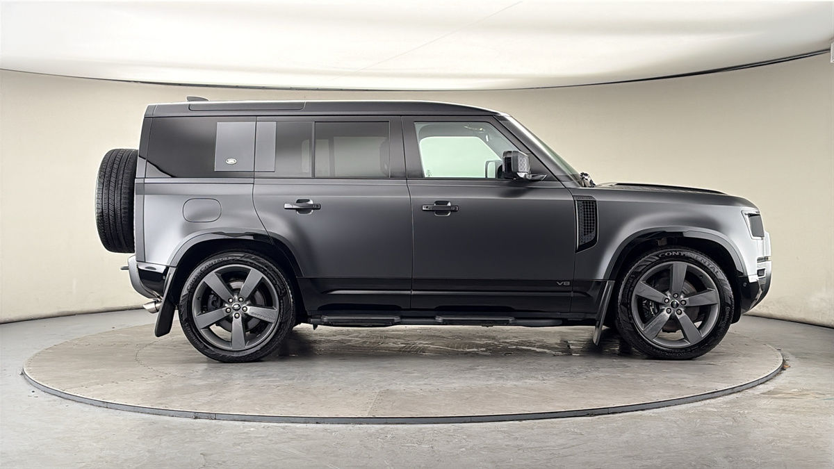 Land Rover Defender 110 Image 16