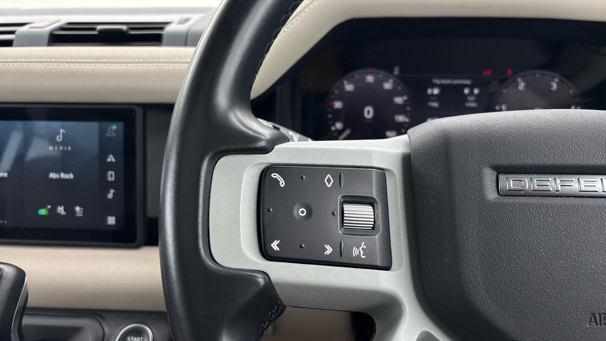 Land Rover Defender 110 Image 13