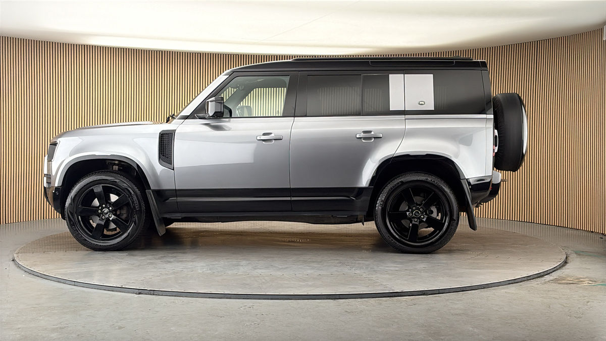 Land Rover Defender 110 Image 15