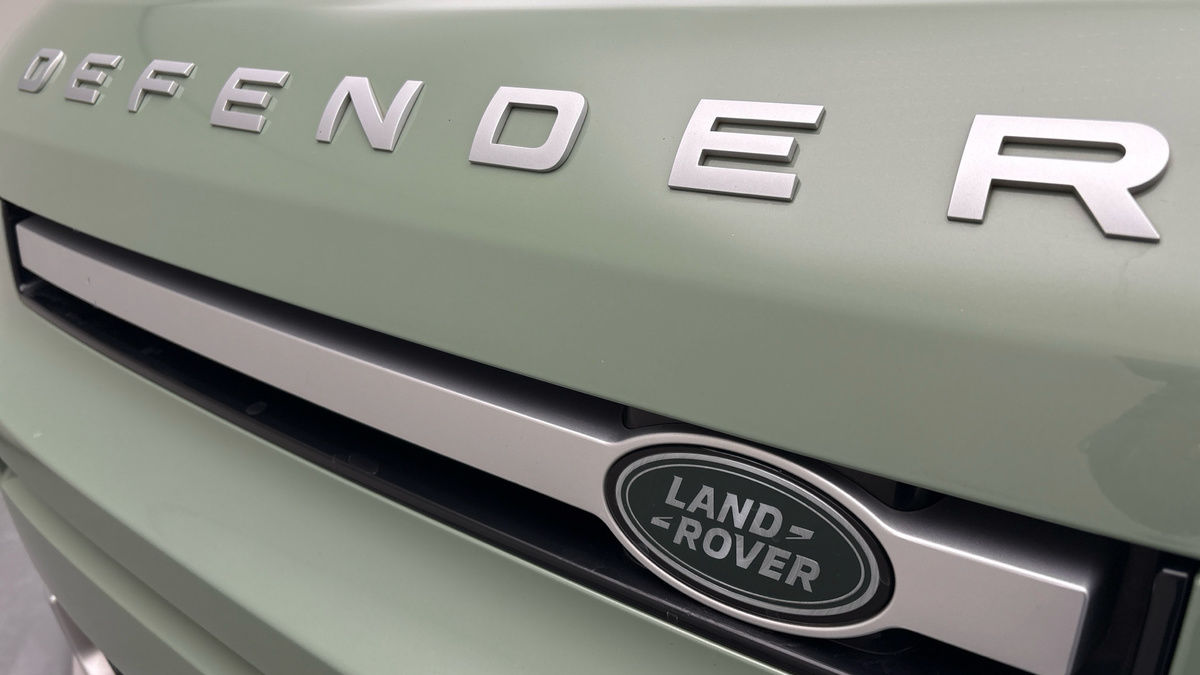 Land Rover Defender 110 Image 24