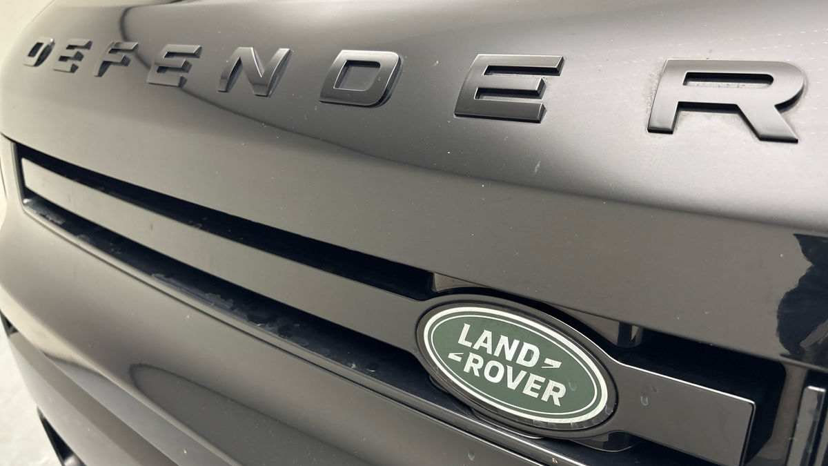 Land Rover Defender 110 Image 24