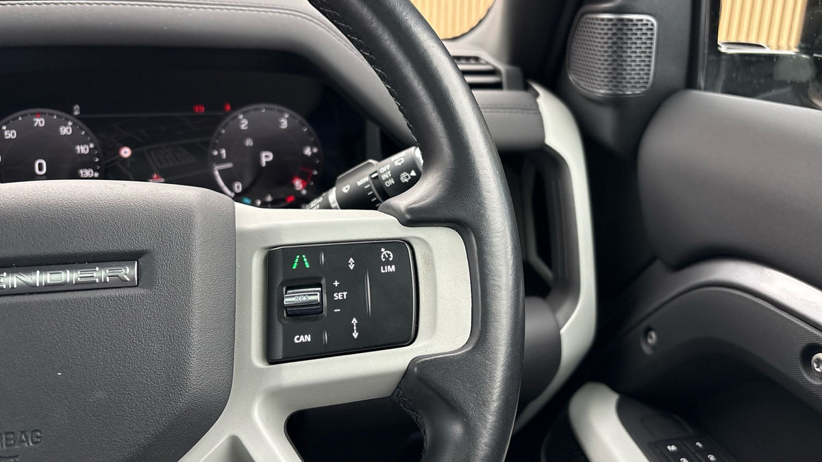 Land Rover Defender 110 Image 14