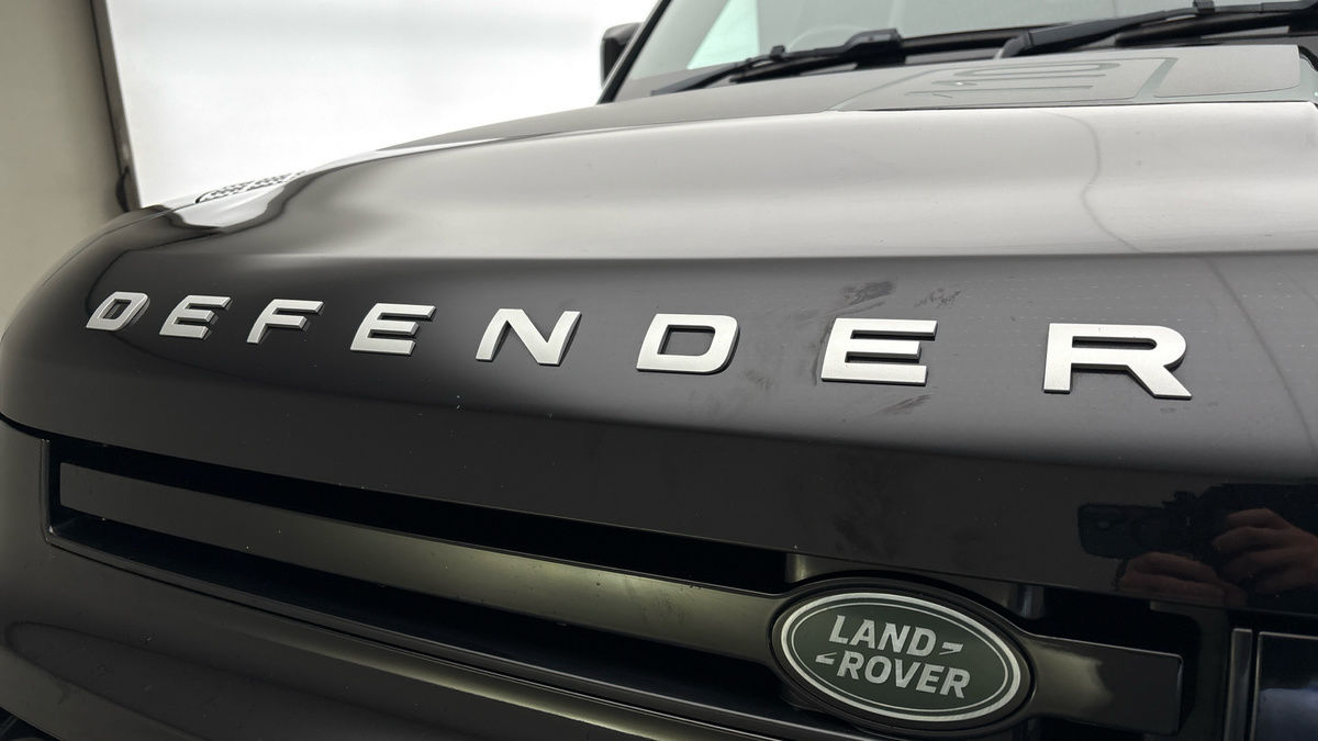 Land Rover Defender 110 Image 24