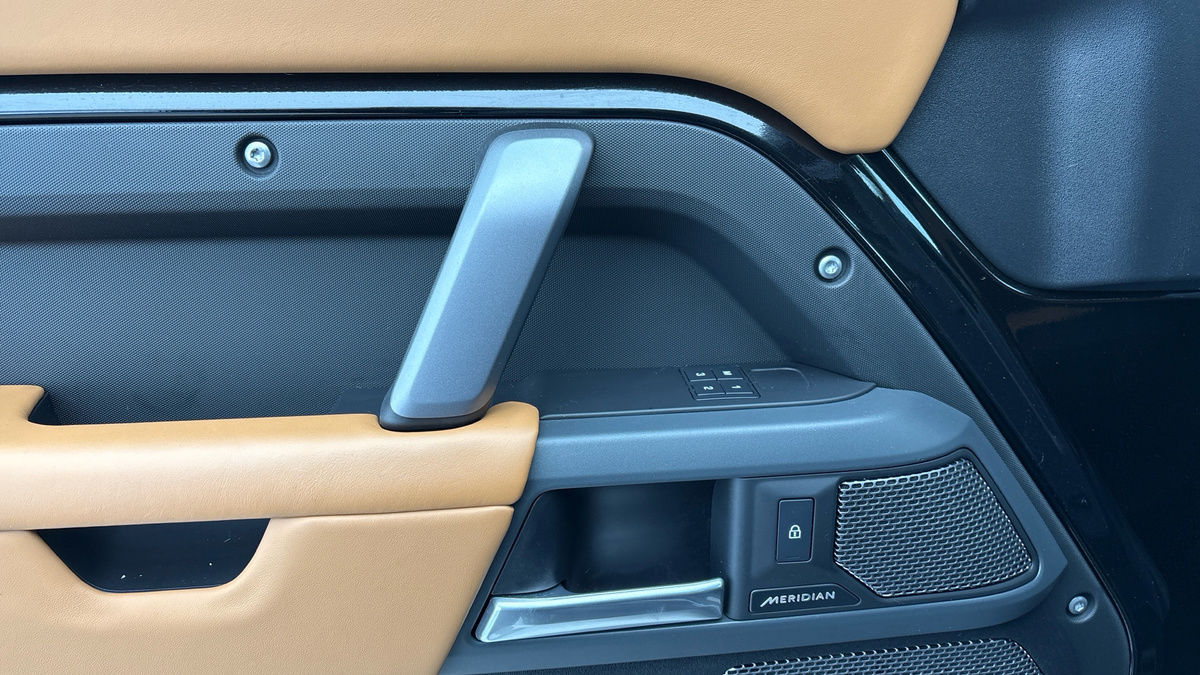 Land Rover Defender 110 Image 19