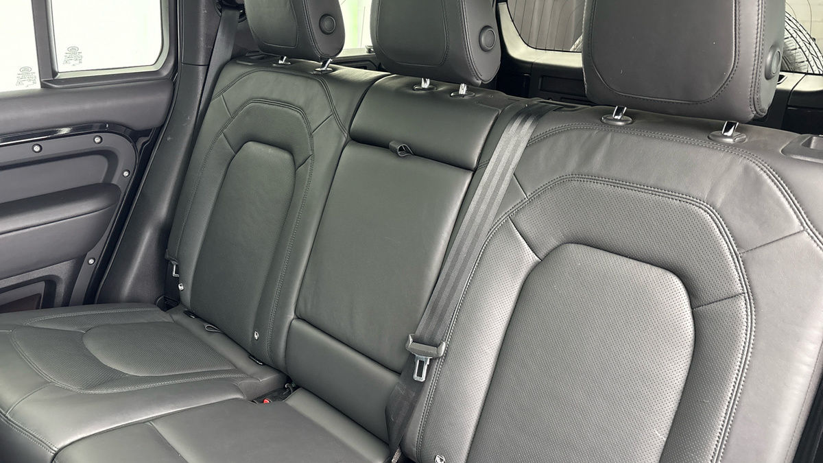 Land Rover Defender 110 Image 8