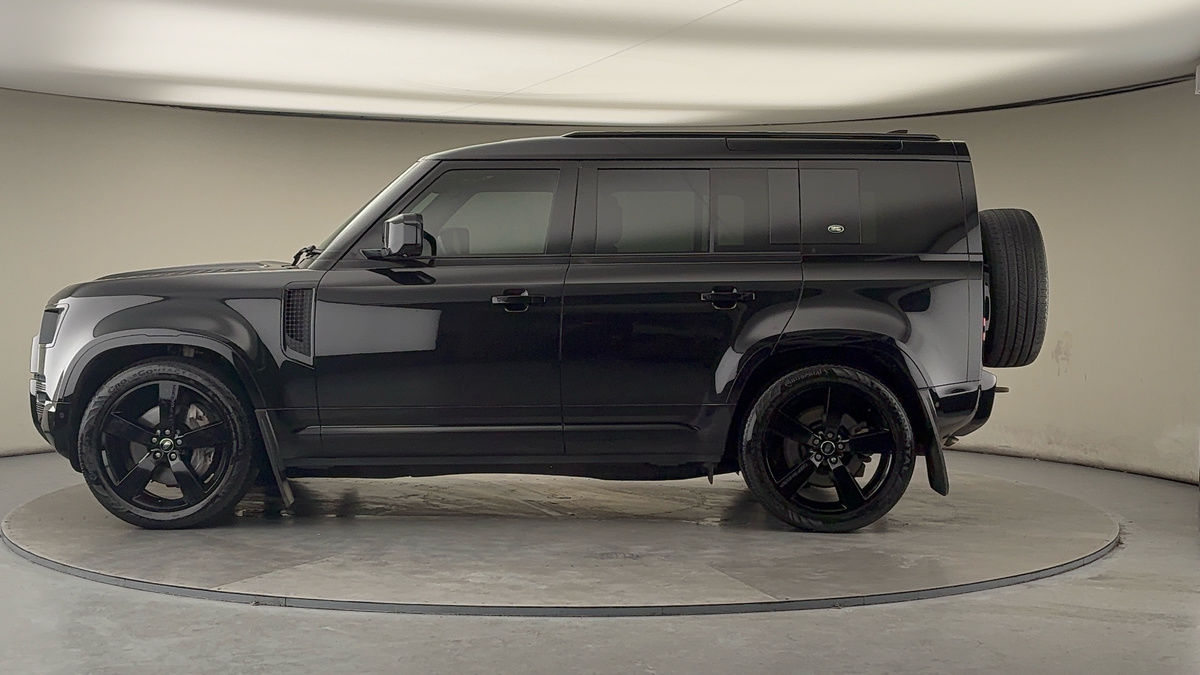 Land Rover Defender 110 Image 15