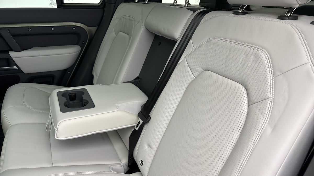 Land Rover Defender 110 Image 9