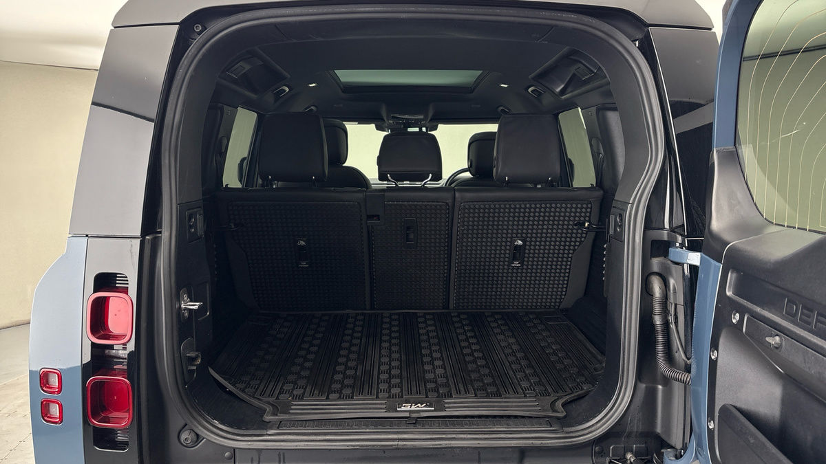 Land Rover Defender 110 Image 11