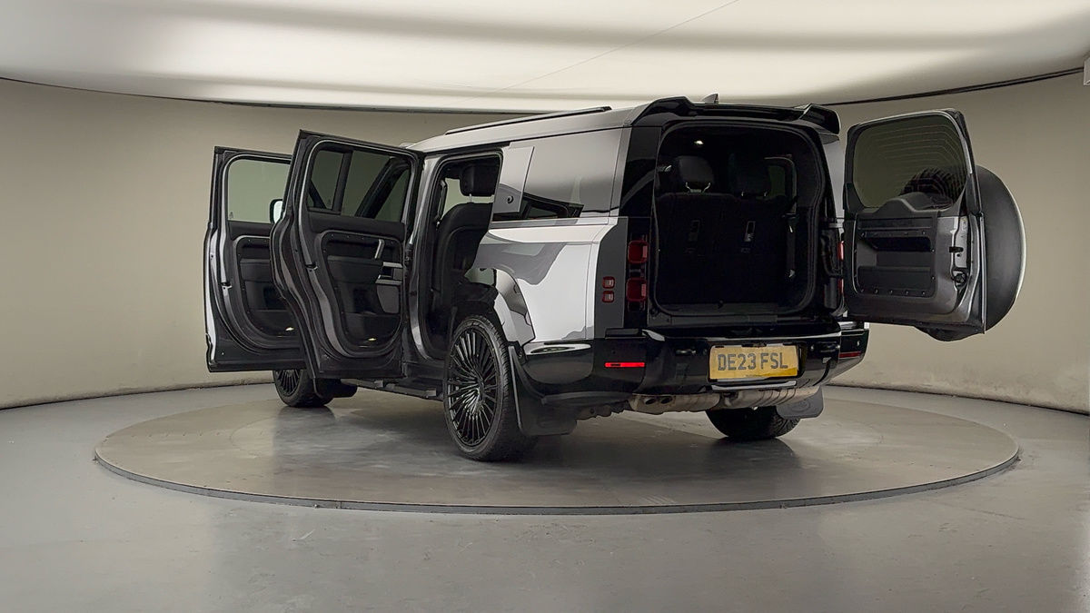 Land Rover Defender 130 Urban Image 23