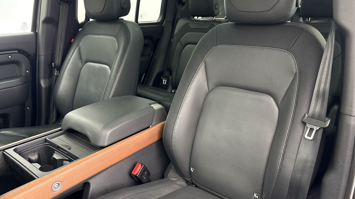 Land Rover Defender 130 Image 7