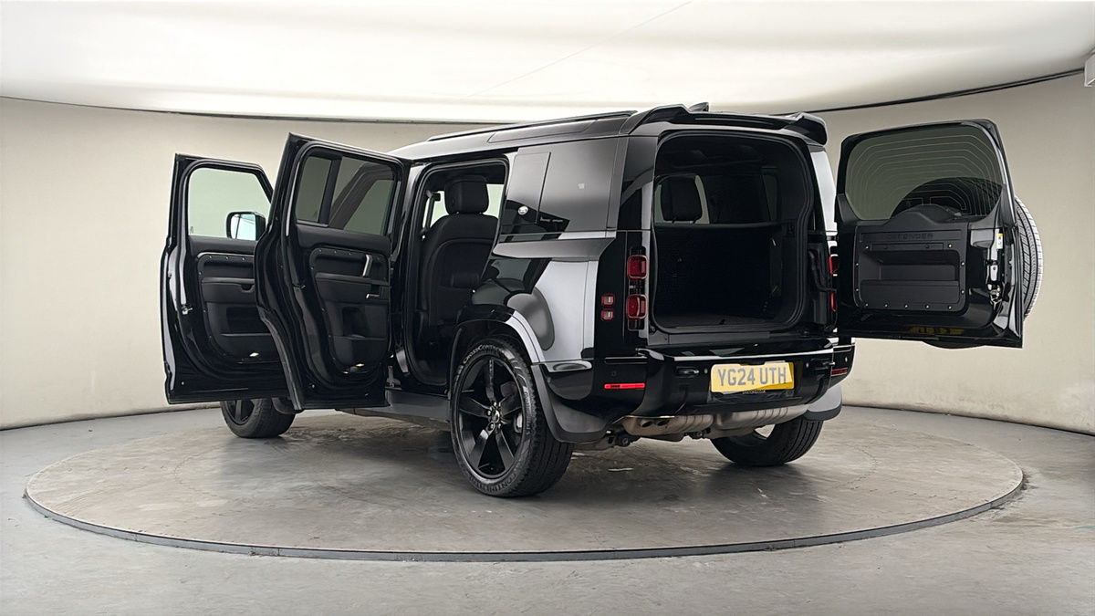 Land Rover Defender 110 Image 23