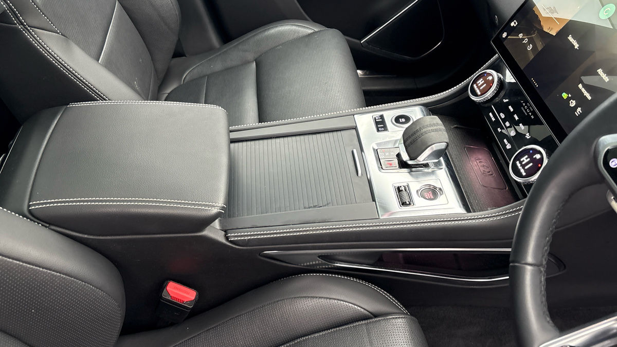 Jaguar F-PACE Image 18