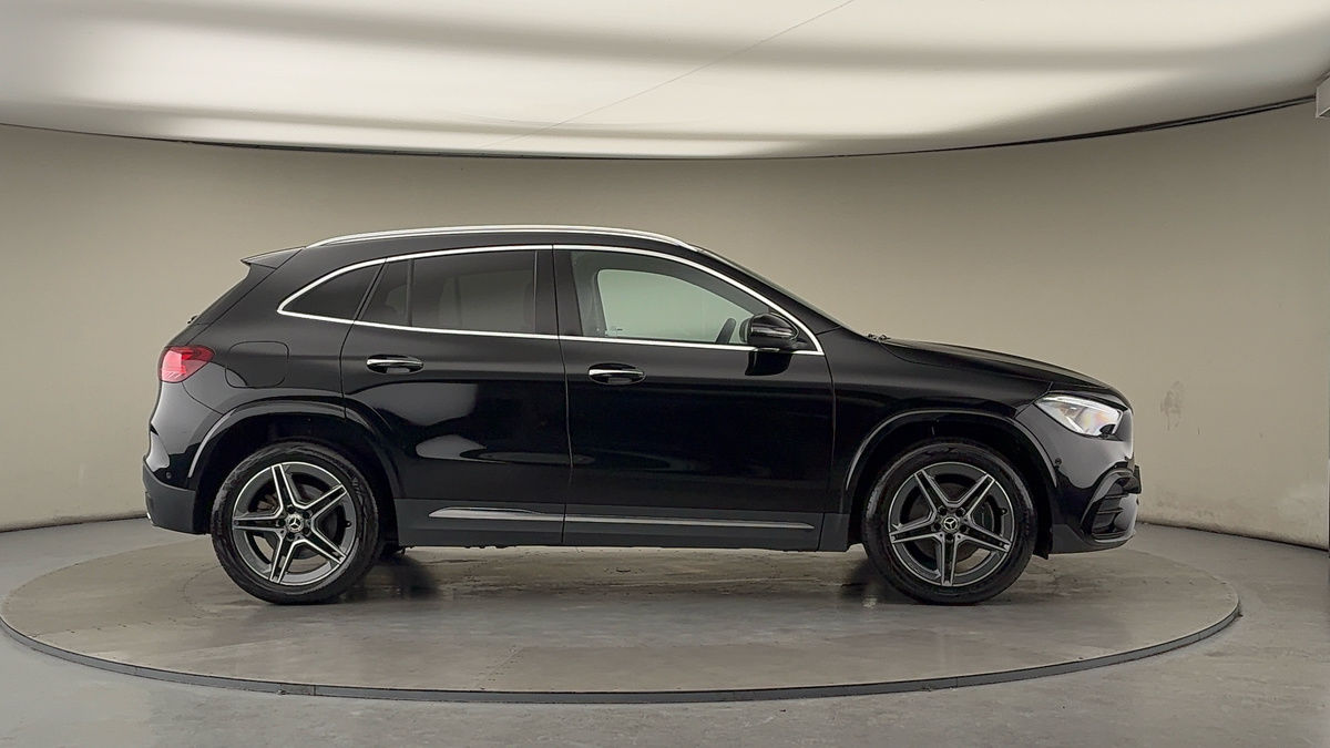 Mercedes-Benz GLA Image 16