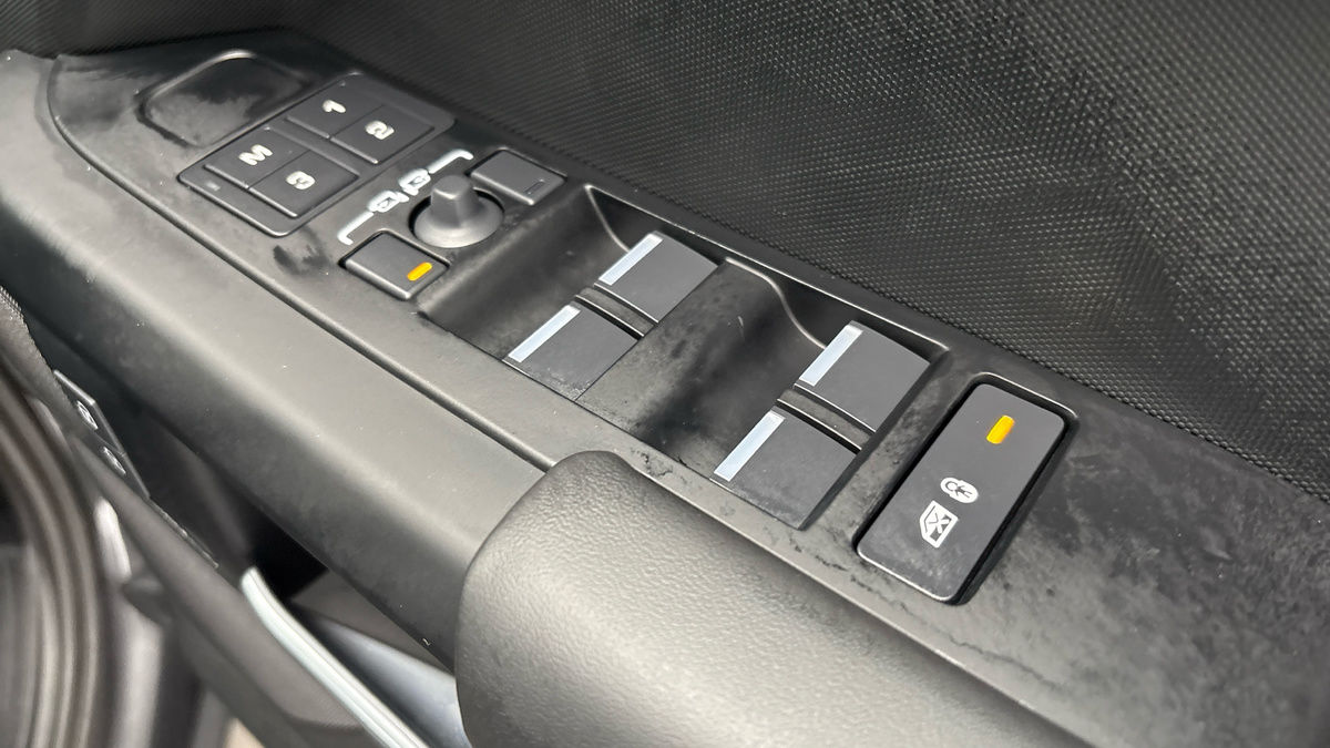 Land Rover Defender 110 Image 25