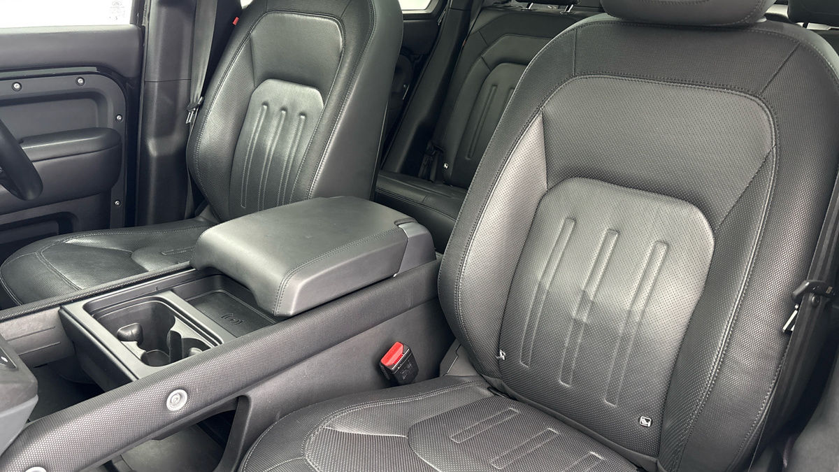 Land Rover Defender 110 Image 7