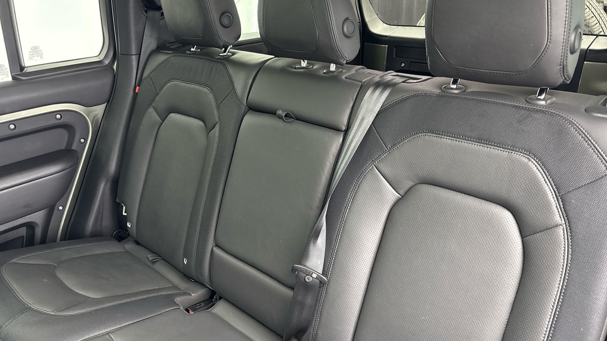 Land Rover Defender 110 Image 8