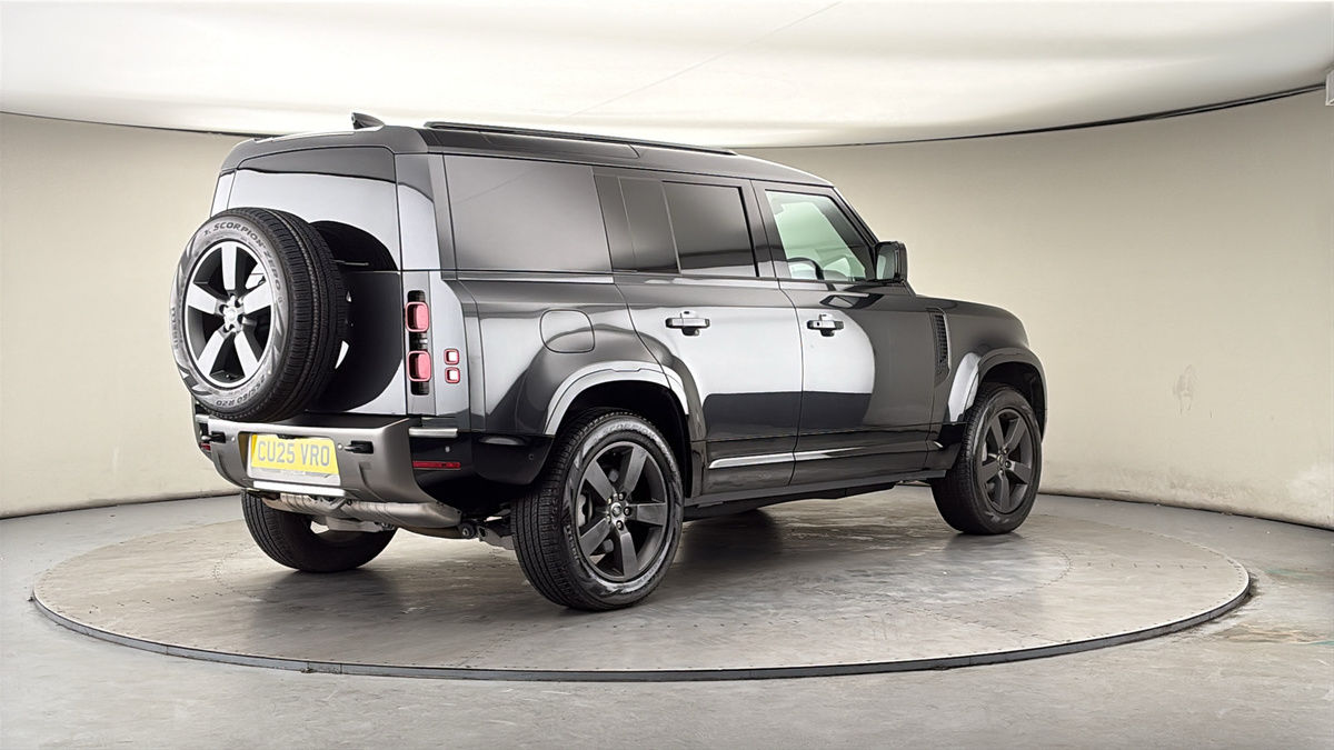 Land Rover Defender 110 Image 21