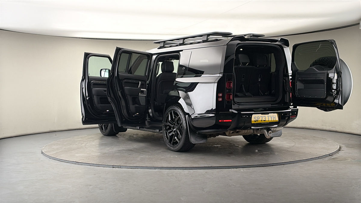 Land Rover Defender 130 Urban Image 23