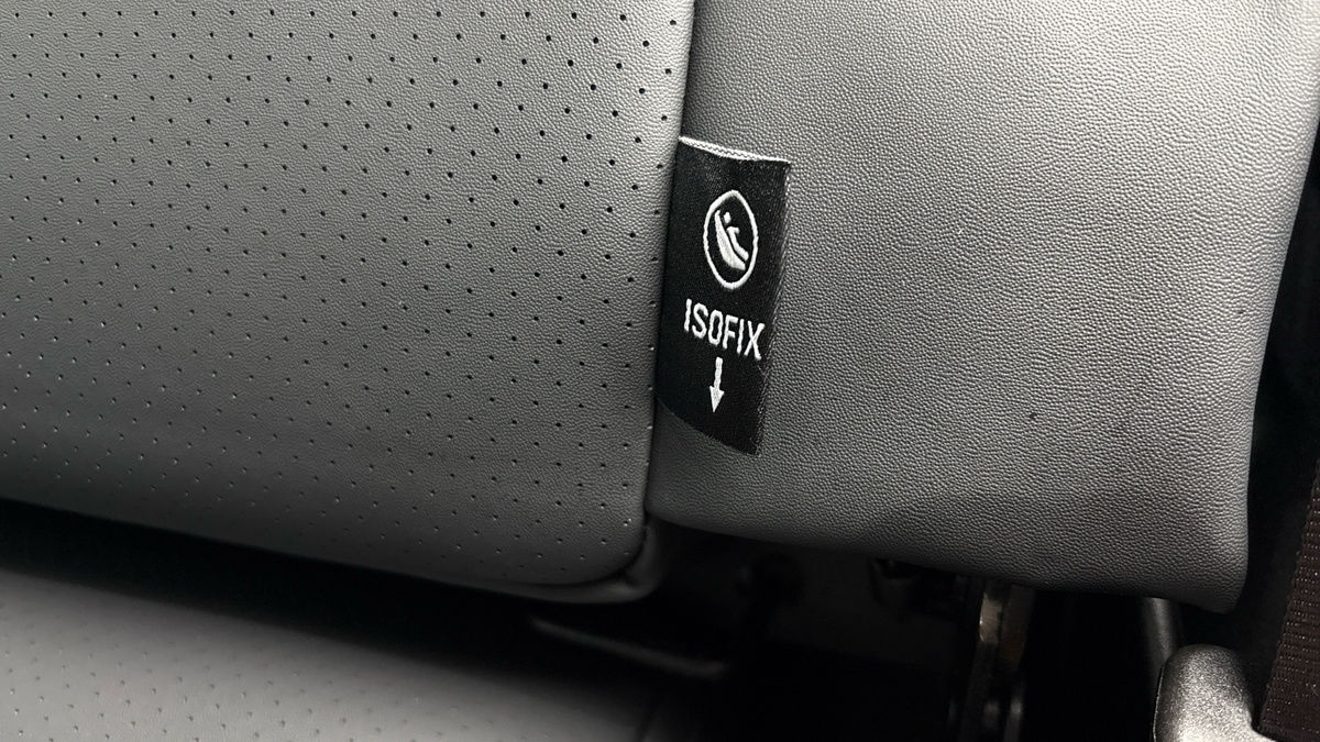 Land Rover Defender 110 Image 6