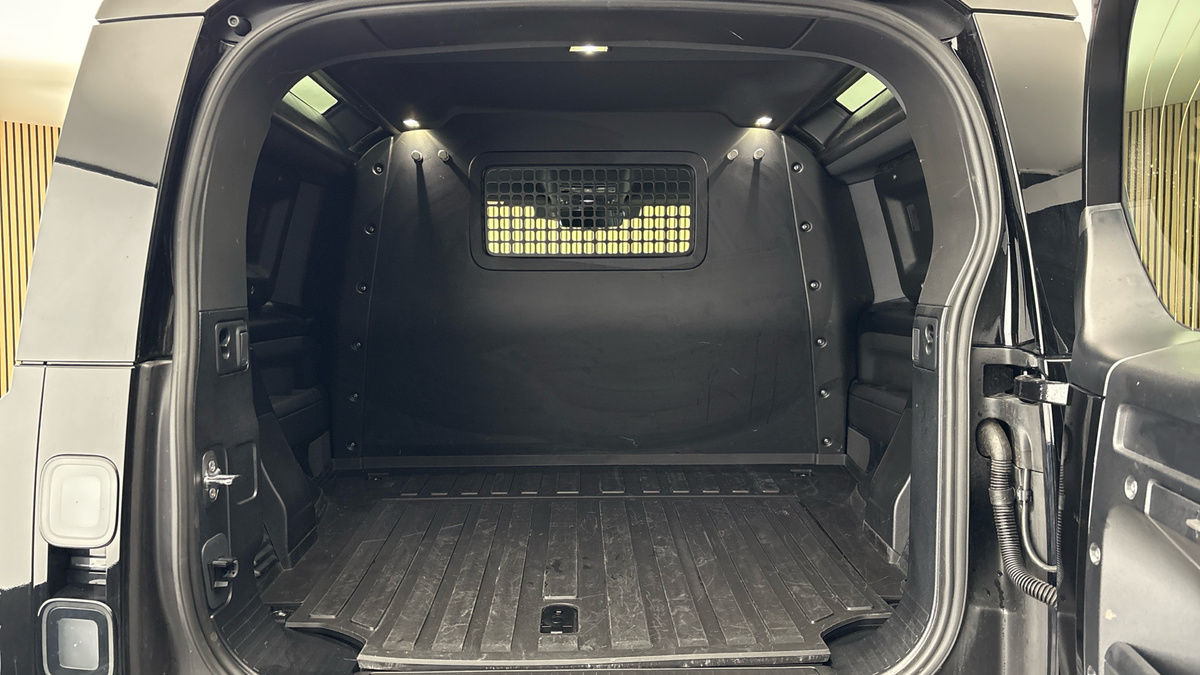 Land Rover Defender 90 Image 11