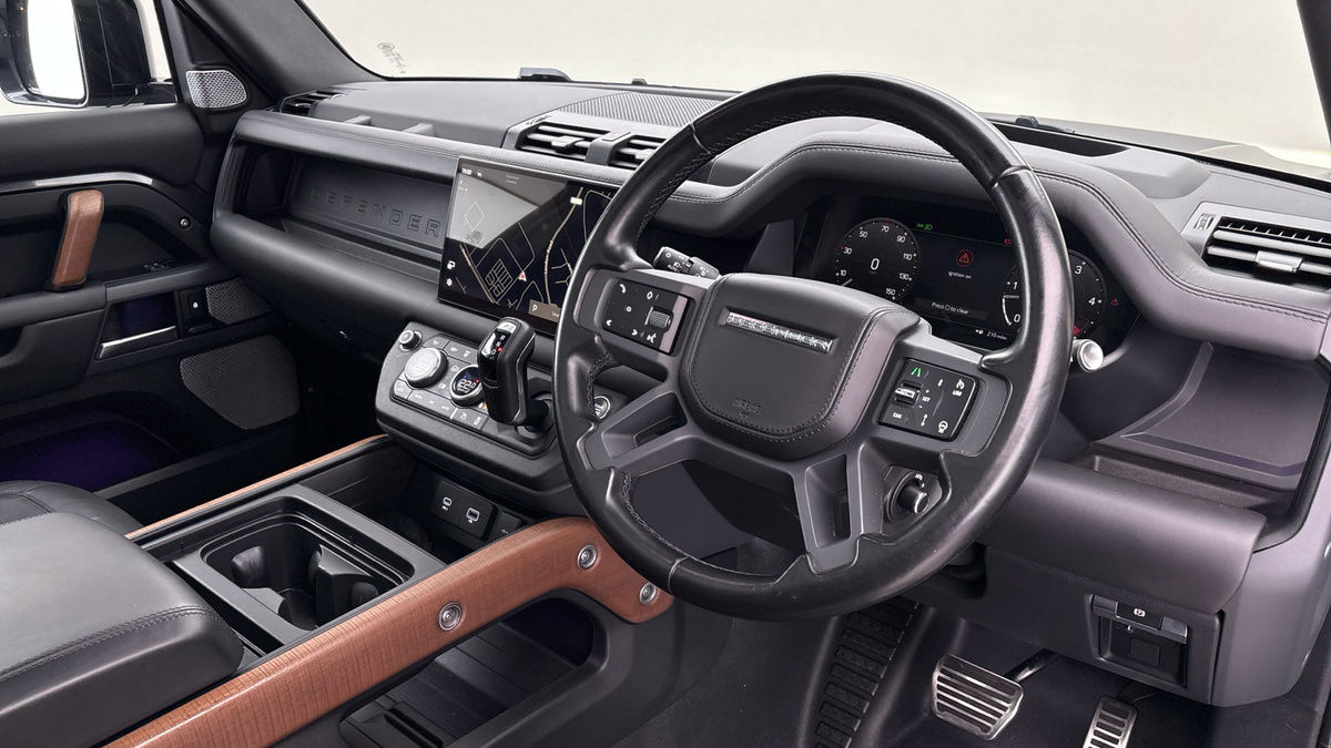 Land Rover Defender 130 Image 5