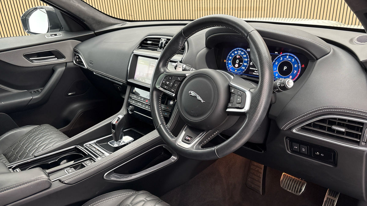 Jaguar F-PACE Image 10