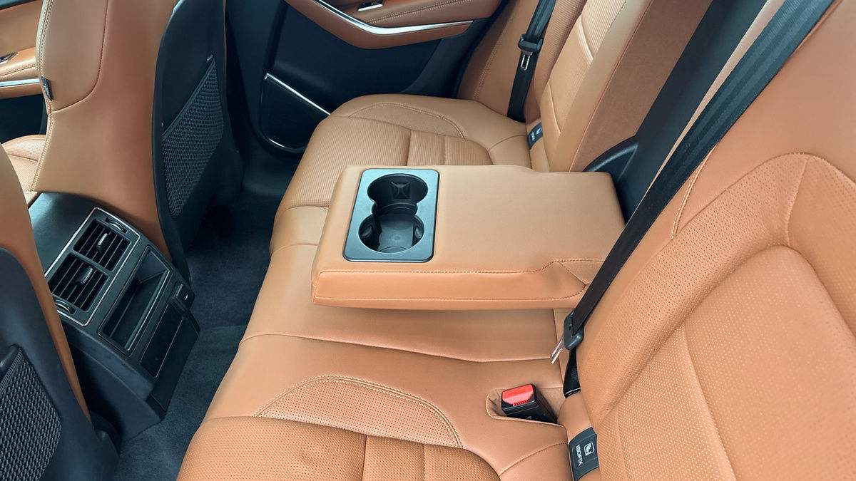 Jaguar F-PACE Image 9