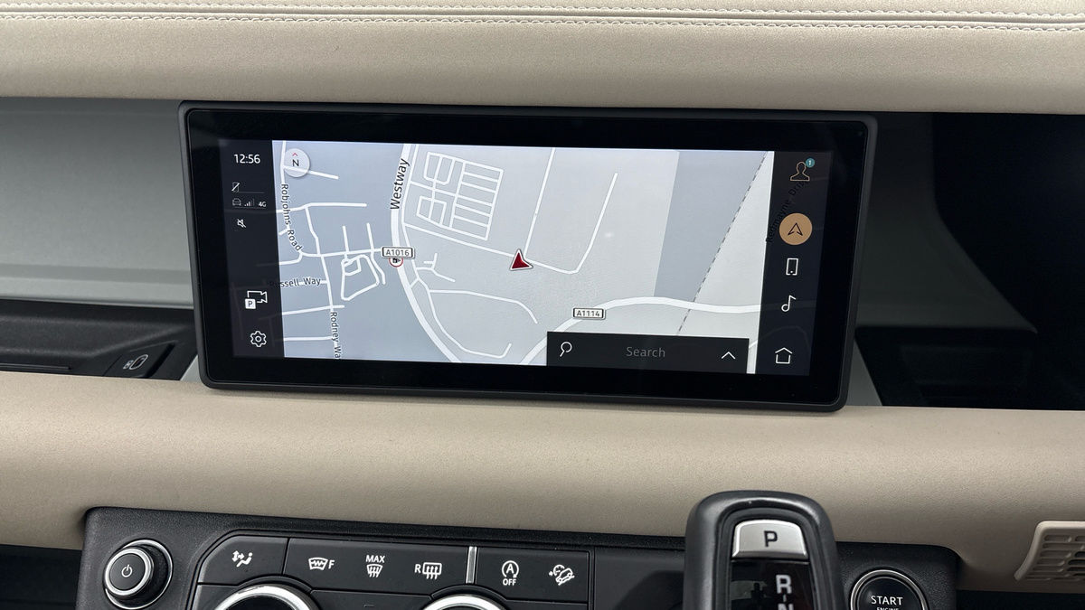 Land Rover Defender 110 Image 17