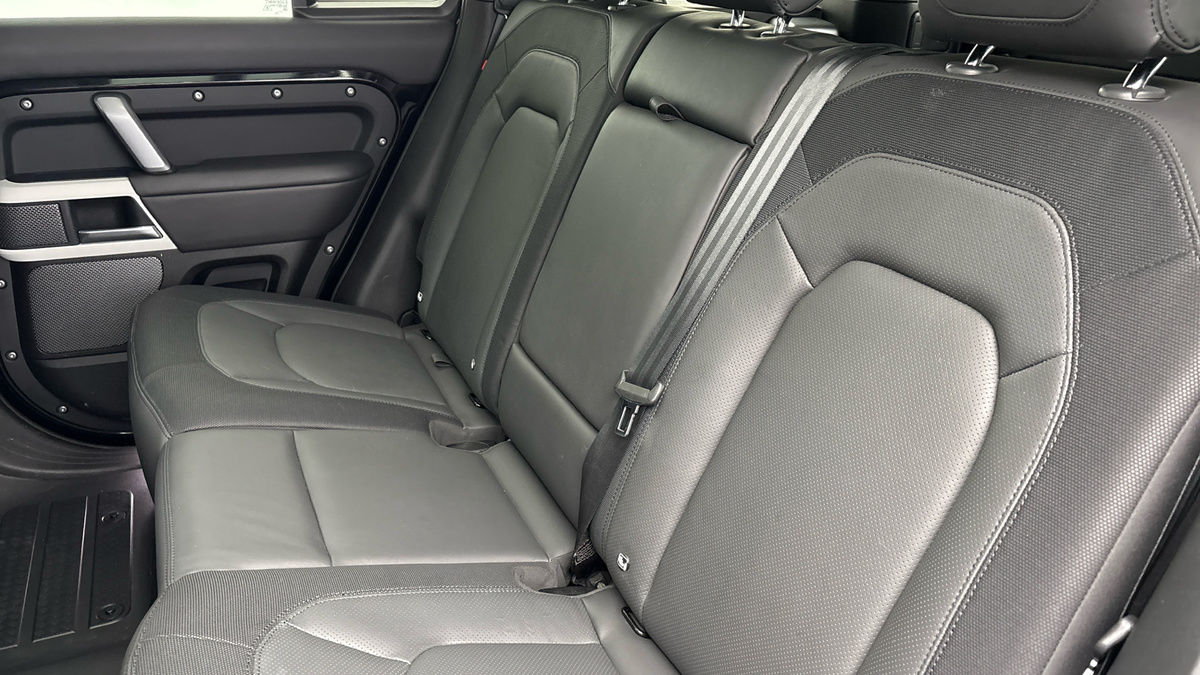 Land Rover Defender 110 Image 8