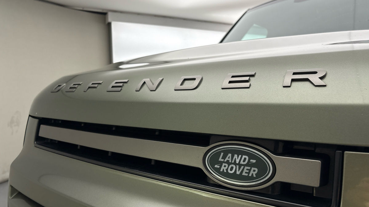 Land Rover Defender 110 Image 24