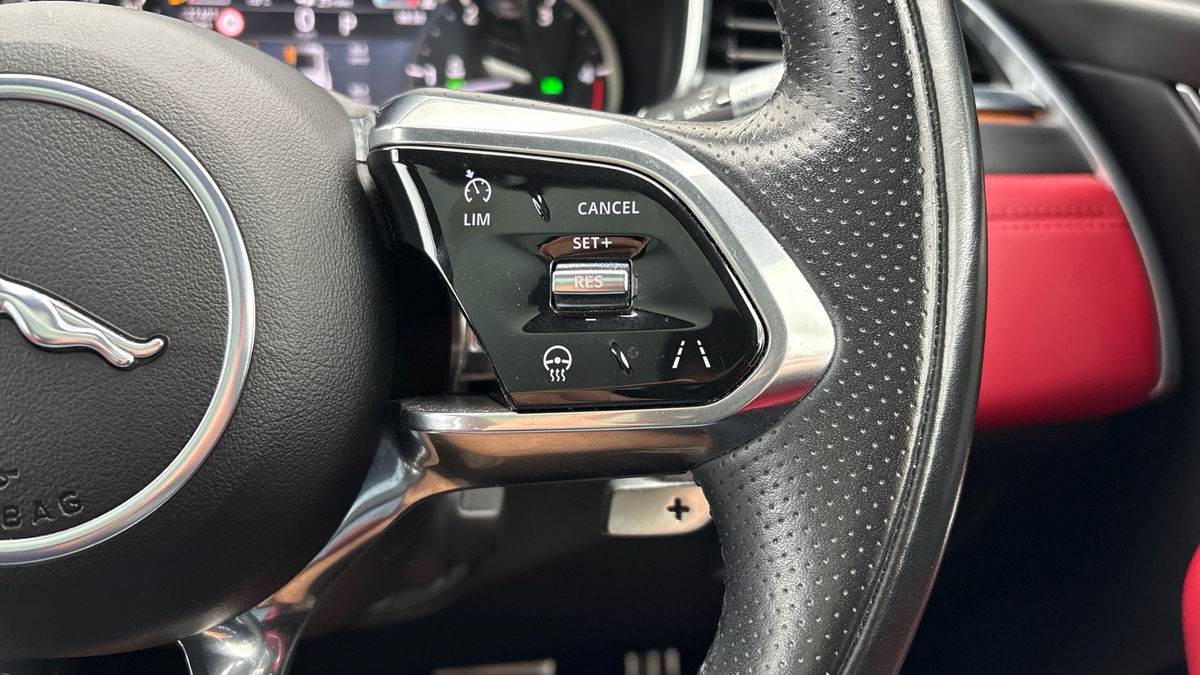 Jaguar F-PACE Image 14