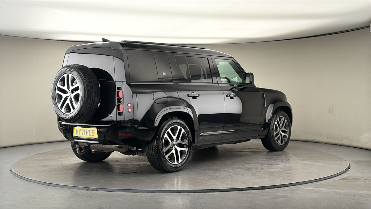 Land Rover Defender 110 Image 21