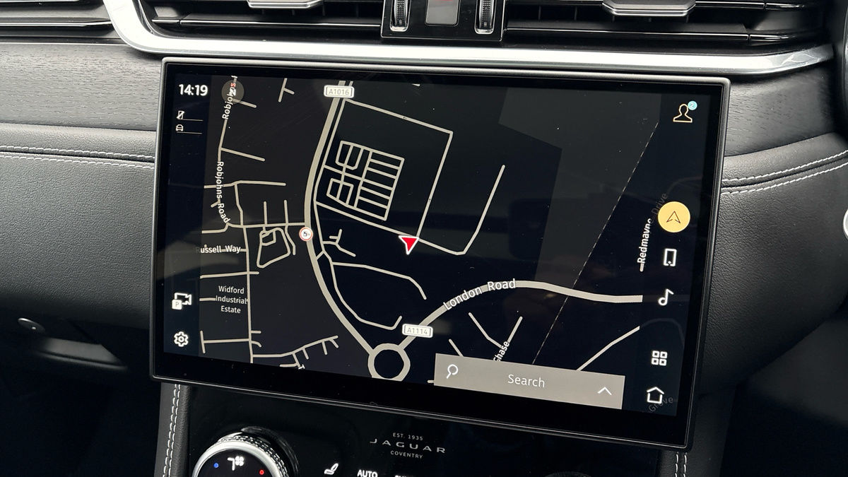 Jaguar F-PACE Image 17