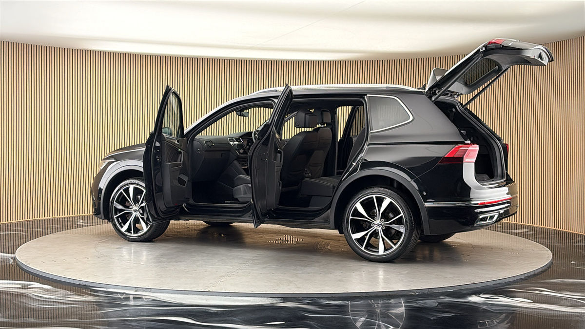 More views of Volkswagen Tiguan Allspace