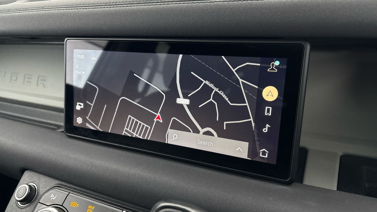 Land Rover Defender 110 Image 17