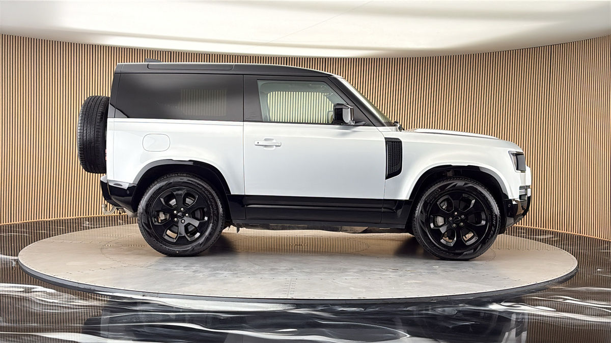 Land Rover Defender 90 Image 16